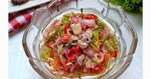 Seperti sambal matah yang dibuat dengan bahan mentah dan disajikan dengan siraman minyak panas. 5 Resep Sambal Matah Tumis Lezat Disajikan Dengan Ayam Hingga Cumi Bagian 3