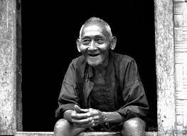 Ketika sedih, manusia sering menjadi lebih diam. Di Balik Senyuman Orang Tua Ada Arti Yang Bisa Membuat Hatimu Teriris Iris