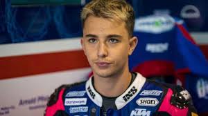 Dupasquier, hijo de un piloto de motocross, pudo haber llegado antes al mundial de velocidad, pero una seria fractura del fémur derecho le impidió formar. O52mjzwi0ojlwm