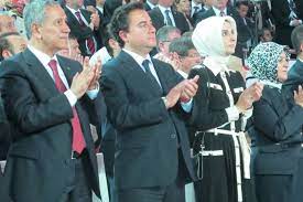 Babacan odtü mezunu eşi ise hacettepe tercümanlık bölümü çıkışlı. Arinc Tan Sert Elestiri Her On Kisiden Dokuzu Ali Babacan I Istiyordu