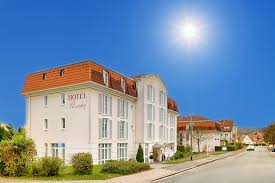 First class hotelin, iç mekan 300 kişi dış mekan 600 kişi olmak üzere toplam 900 kişi kapasiteli 3 restoranı vardır. Golfhotel Hotel Rosenhof First Class Golf