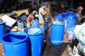 Harga drum plastik kotak jogja 100 liter. Warga Batam Jangan Gunakan Drum Bekas Bahan Kimia Ya Batampos Co Id