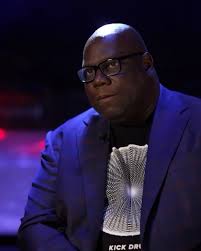 ✘ It’s not about pushing sync, it’s about feeling the records. Carl Cox