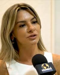 A nossa entrevistada de hoje é a Débora Curtis, especialista em estética  avançada. @curtisestetica R. Goncalves Dias, 142