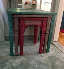 Dikkat edilmesi gereken en önemli nokta seçilecek sehpanın evin dekorasyon tarzı ve rengine uygun olmasıdır. Renkli Eskitme Uclu Sehpa Modelleri Ve Fiyati Vintage Antik Dekor Eskitme Ahsap Kahve Masasi