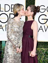 She is the daughter of penny (levy), a social worker, and charles peet, a lawyer, and has an older sister. Golden Globes 2017 Sarah Paulson And Bff Amanda Peet Kiss On The Red Carpet People Com