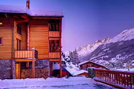 Check Out This Amazing Luxury Retreats Property In Swiss Alps With 4 Bedrooms Browse More Photos And Read The Lat Zermatt Best Ski Resorts Luxury Ski Chalet