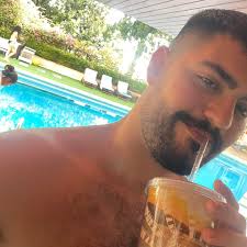 Hello Everyone! My name is Lorenzo Hirmez. I am 21 years old. ☺️ I am  looking to find a bedroom/roommate in the Lakeview