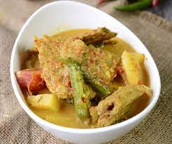 Menyediakan masakan pantai timur, lauk pauk dihidang di dalam bekas yang besar menunjukkan betapa ramai pelanggan datang. 10 Menu Lauk Pauk Pantai Timur Paling Popular Di Kampung Baru Wajib Cuba