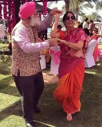 New Sangeet Songs For Parents Latest Indian Wedding Songs For Parents Of The Bride And Groom Video Video Punjabi Wedding Couple Cute Couple Dancing Wedding Dance Video