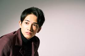 飛躍の町田啓太 白ブリーフでもかっこいいトニー レオンのような俳優に インタビュー 人生 おしゃれ そしてこれから mi mollet ミモレ 明日の私へ 小さな一歩 2 2 町田啓太 トニーレオン 俳優
