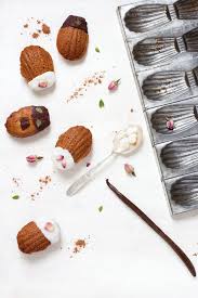 Delicates Madeleines Aux Fleurs Beurre De Coco Cacao Chaudron Pastel Biscuits Faits Maison Cacao Cru