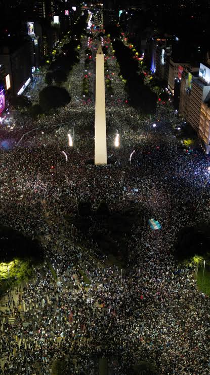 Los argentinos desbordan las calles tras vencer a Inglaterra en histórica semifinal