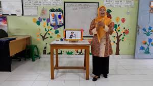 A.definisi telepon adalah alat telekomunikasi yang dapat mengirimkan pembicaraan melalui sinyal listrik. Materi Tk B Tema Alat Komunikasi Guruonlineerlangga Youtube