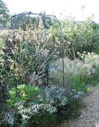 Zespół gravel garden powstał w marcu 2013r. Gravel Garden Modern Garten London Von Fenton Roberts Garden Design