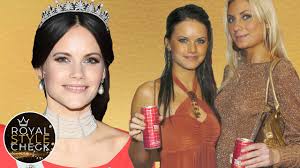 Prinzessin sofia von schweden zeigt goldiges foto von prinz gabriel und prinz alexander prinz alexander und prinz gabriel sitzen draußen auf einer bank und genießen das schöne wetter. Vom Promogirl Zur Prinzessin Krasser Wandel Fur Sofia Von Schweden Royal Style Check Youtube