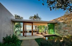 Maison Plain Pied Sur Les Exterieurs De La Ville Maison D Architecture Mouvement Moderne Design Entree
