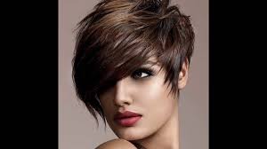 Die meisten frauen wünschen sich sehnlichst dickes haar und beneiden alle, die mit einer vollen löwenmähne gesegnet sind. Frisuren Fur Kurzes Dickes Haar Beliebte Frisuren 2020