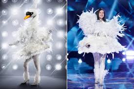 Vor allem ein indiz im halbfinale soll sie verraten. Bella Thorne Says Performing On Stage Usually Makes Her Throw Up Why Masked Singer Was Dubai Khalifa