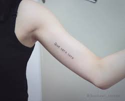 A Quote Que Sera Sera Inked In A Minimalist Font On The Left Arm By Rae Beat Om Tattoo Design Word Tattoos Tattoo Quotes