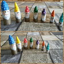 Die 7 Zwerge Aus Stocken Geschnitzt Und Mit Acrylfarbe Bemalt Marchen Basteln Basteln Kinder Basteln Holz