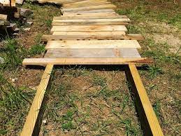 Create This Simple Scrap Wood Walkway In Your Yard. It's A Beautiful Rustic  Touch For Any Outdoor Space. Www.therefurbishedhome.com | 정원 가꾸기, 정원 아이디어,  정원길