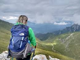 Cabana omu este situata pe cel mai inalt varf al muntilor bucegi, varful omu, fiind cea mai inalta baza turistica din tara noastra, fiind prima cabana de piatra construita planurile sint preluate de catre societatea turistilor din romania (str). Refugiul Tiganesti Din Muntii Bucegi Un Refugiu Aflat Pe Traseul Dintre Bran Si Cabana Omu Refugiul Se Prezinta In Conditii Bune Si Ofera Peisaje De Exceptie Catre Vaile Si Crestele Masivului Video