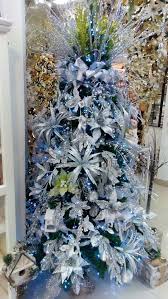 Arboles De Navidad En Azul Y Plata Arboles De Navidad En Azul Decoracion Azul Para Navid Holiday Christmas Tree Colorful Christmas Tree Christmas Tree Design