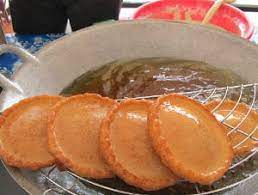 Haa…macam kat sini banyak kuih kering tradisional, ada kuih kapit, ada rempeyek, kat sarawak ada tak kuih tradisi macam ni? Makanan Tradisional Iban Yang Sedap Di Sarawak