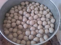 Adonan bakso dari bahan ayam merupakan alternatif cara mudah untuk membuat pentol bakso yang enak dan gurih tanpa daging sapi maupun ikan. Cara Membuat Pentol Bakso Untuk Camilan Keluarga