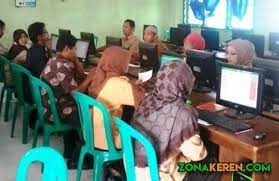 Daftar nama peserta ukg guru smp sma smk jadwal lengkap dan tempat lokasi ukg bisa dicek secara online di situs resmi sergurkemdiknasgoid. Latihan Soal Ukg 2021 Bahasa Indonesia Sma Terbaru Online Zonakeren Com