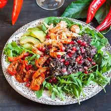 Healthy Salade Au Quinoa Noir Avocat Crevettes Et Tomates Sechees Recette Salade De Quinoa Plat Salade