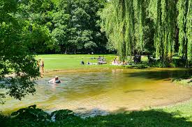 Infos zur isar, dem englischen garten und freibädern freikörperkultur (fkk) und nacktbaden sind in münchen in besonders ausgewiesenen arealen, wie im englischen garten, der isar. Englischer Garten Alle Attraktionen Biergarten Des Munchen Highlights Passenger On Earth