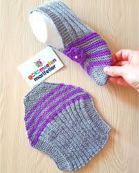Cok Cici Pratik Hemen Giymelik Iki Sisle Yapilan Bir Bebek Botu Olduk Biz Nasiliz Videolu Detayli Anlatimi Youtub Pantufas De Trico Trico Sapatinho De Trico