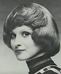 Coupe Au Carre Avec Meche Balayee 70s Coiffures Carre Coiffure Coiffures 1970