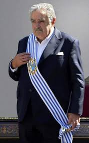 Conocido como el «presidente más pobre del mundo» y ahora senador en uruguay, abandona la política por miedo al covid y sin más patrimonio que su integridad. Jose Mujica Ecured
