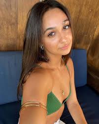 Hi! I'm Lana from San Jose 🌷 studying business analytics. i'm into  pilates, sunset drives, cozy cafes, and podcasts. not looking for roommates  rn snapchat: lanabelle ig: lanaxo