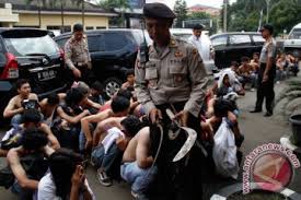 Manakala dua yang cedera ialah abdullah hazlan, 14, pelajar tingkatan dua dan mohd farhan reza badrol hesam, 13, pelajar. Polisi Tahan 12 Pelajar Terlibat Tawuran Maut Di Karawang Antara News