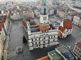 W jego centralnej części wybudowano ratusz, wagę, sukiennice, kramy oraz arsenał. Rewaloryzacja Przestrzeni Plyty Starego Rynku Poznanskie Inwestycje Miejskie