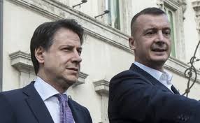 La tv è uno strumento da maneggiare con cura. Rocco Casalino E Giuseppe Conte La Foto Al Vertice Ue Tra Loro Nata Una Complicita L Uno Non Puo Fare A Meno Dell Altro Libero Quotidiano