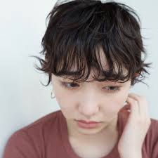 カーリーな前髪とベリーショート 馴染みのあるショートヘアがこなれた雰囲気に ショート パーマ パーマ ベリーショート 前髪