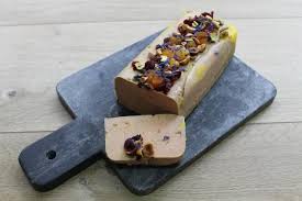 Recette Foie Gras Mi Cuit Enrobe D Une Fine Croute Aux Fruits Secs En Video Recette Terrine De Foie Gras Foie Gras Terrine
