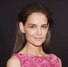 If you missed it, while in boston on friday, katie and adorable daughter suri wore matching outfits for katie's new fashion label holmes & yang. Metamorfoza Katie Holmes Aktorka Ma Nowa Fryzure 4 Viva Pl