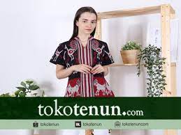 Motif masyarakat suku awalnya belum ada rumah kemudian tinggal di bawah pohon poho kemudian bunganya pelita dibuat sebagai motif tenun. Blog Laman 9 Dari 13