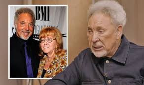 Последние твиты от tom jones (@realsirtomjones). Tom Jones Details Late Wife S Final Message To Him Got To Leave But You Need To Carry On Tv Radio Showbiz Tv Express Co Uk