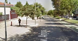Bordura de catorce piezas, que carga alternantes, en campo de gules, un castillo de oro, almenado de tres almenas, mazonado de sable y aclarado de azur; Detienen A Un Hombre En Jaen Por Amenazar A Su Exmujer Con Ir A Por Ella En Plena Via Publica