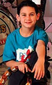 He continued a prodigious child acting career, starring in the time travel series adventures in time (aventuras en el tiempo), and the romantic dramas hoping heart (esperanza del corazón) and under the same sky (bajo el mismo cielo). Quique Alejandrospeitzer Alexspeitzer Actor Mexico Telvisa Telenovela Complicesalrescate Quique Felipe Boys Women Women S Top