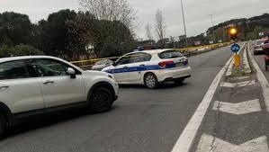 Attorno al chilometro 35,500, quattro auto si sono schiantate, provocando una vittima e almeno 4 feriti. Roma Incidente Al Foro Italico Centauro Cade E Muore L Appello Dei Vigili Chi Ha Visto Parli La Repubblica