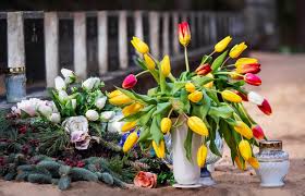 They come in quite a variety such as tombstone saddle arrangements, headstone flower saddles, and using many flower types like roses, carnations, peonies. Easy Ways To Secure Flowers In A Cemetery Vase Lovetoknow