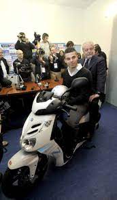 Quest'anno niente motorino, ma … redazione iamnaples.it. De Laurentiis Regala Lo Scooter La Repubblica